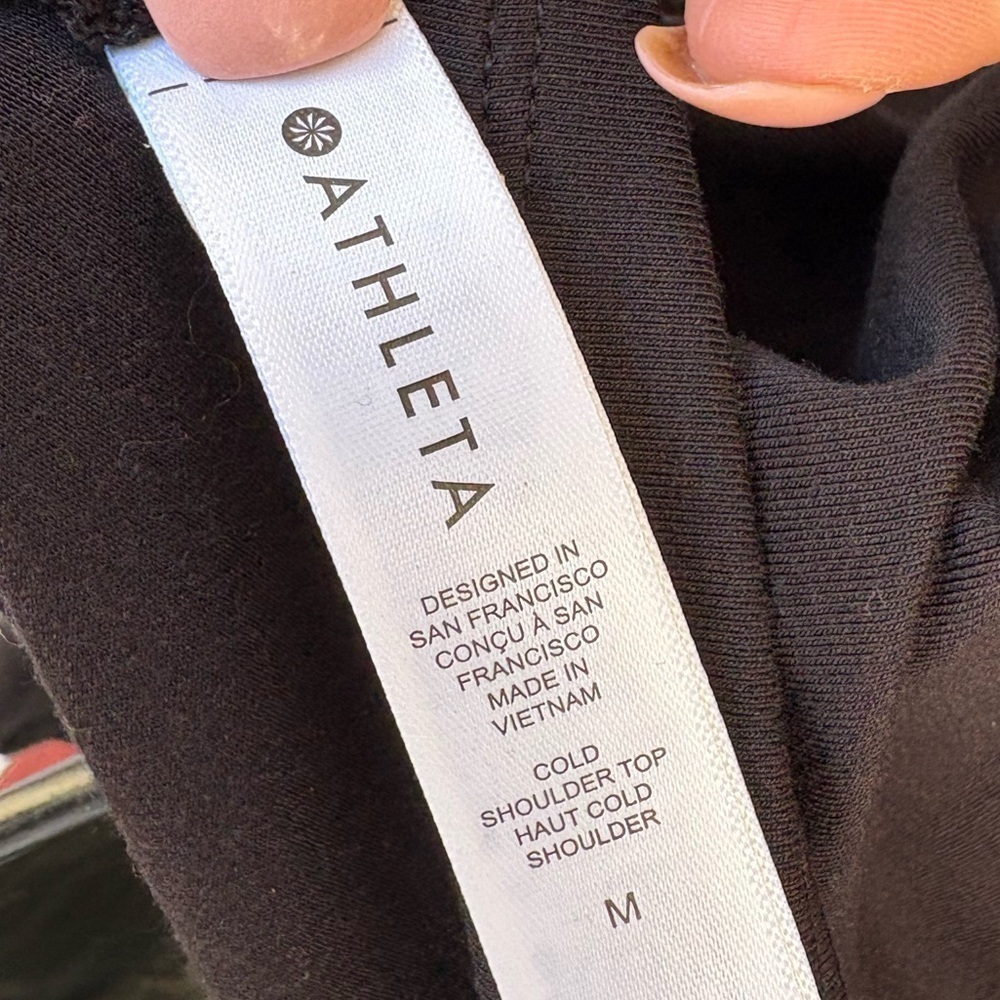 Athleta women’s cold shoulder turtleneck long sleeve black top size M preloved - Picture 11 of 11